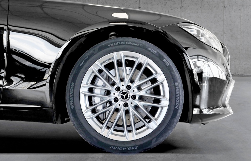 한국타이어 벤츠의 고급 세단 S클래스에 신차용 타이어를 공급한다. S클래스에 실린 한국타이어 여름용 타이어 벤투스 S1 에보3. 사진=한국타이어