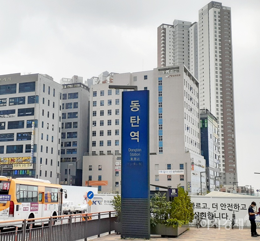 우미건설이 경기 화성 동탄2 신도시에 짓는 우미린(오른쪽). 사진=정수남 기자