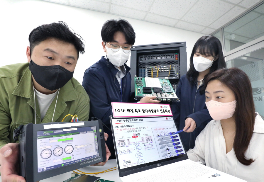 LG유플러스 직원들이 양자내성암호 기술이 적용된 광전송장비를 점검하고 있다. 사진=LG유플러스