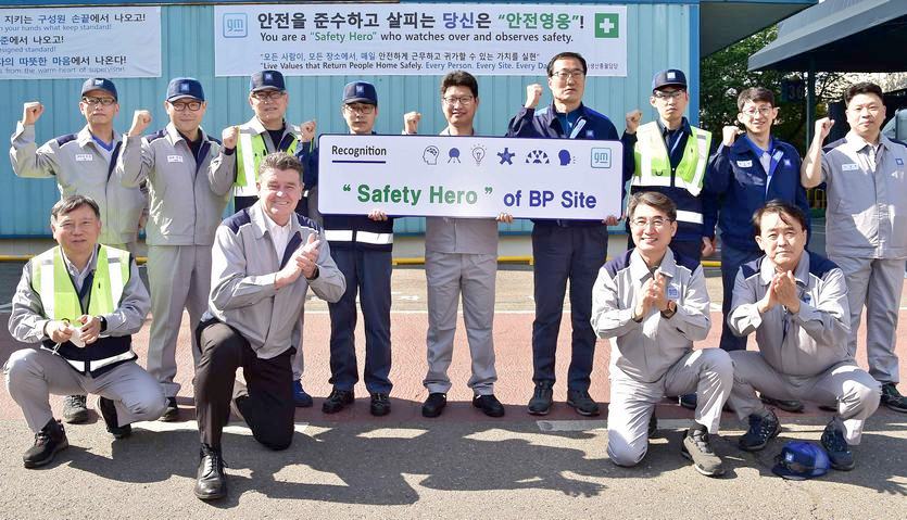 웨인 오브라이언(앞줄 왼쪽에서 두번째) GM 한국사업장 최고 안전 책임자가 세이프티 히어로즈, 생산부문 직원과 기념사진을 찍고 있다. 사진=한국GM