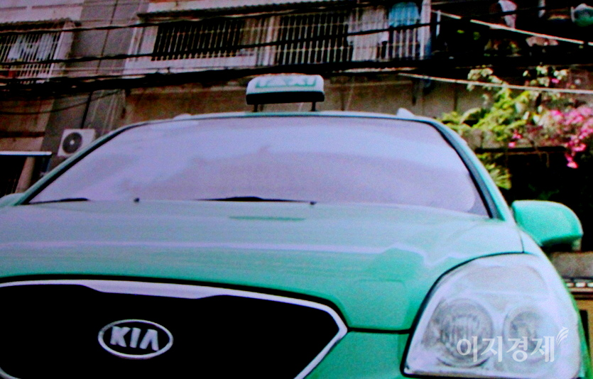 극 초반 베트남 장면에서는 기아차 카렌스 택시가 자주 등장한다. 사진=정수남 기자