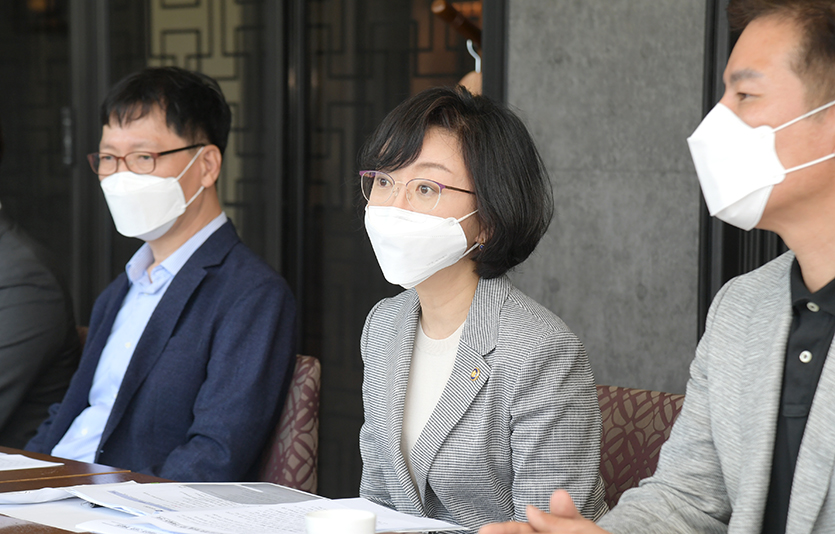 오유경 식품의약품안전처장은 한국식품산업협회·식품업계 관계자들과 함께 16일 강원도 고성에서 간담회를 열었다. 사진=식품의약품안전처