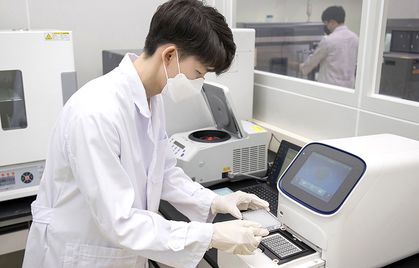 삼성전자의 제품환경연구소 ‘에코라이프랩’이 국내 전자업체 최초로 바이러스 검증 전문성을 갖춘 지정 시험소로 인증 받았다. 사진=삼성전자