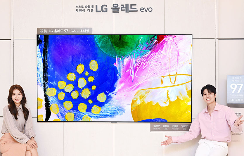 LG전자가 세계 최대 97형 올레드 TV의 21일 한국 정식 출시에 앞서 예약판매에 돌입한다. 서울 강남구 G베스트샵 강남본점. 사진=LG전자