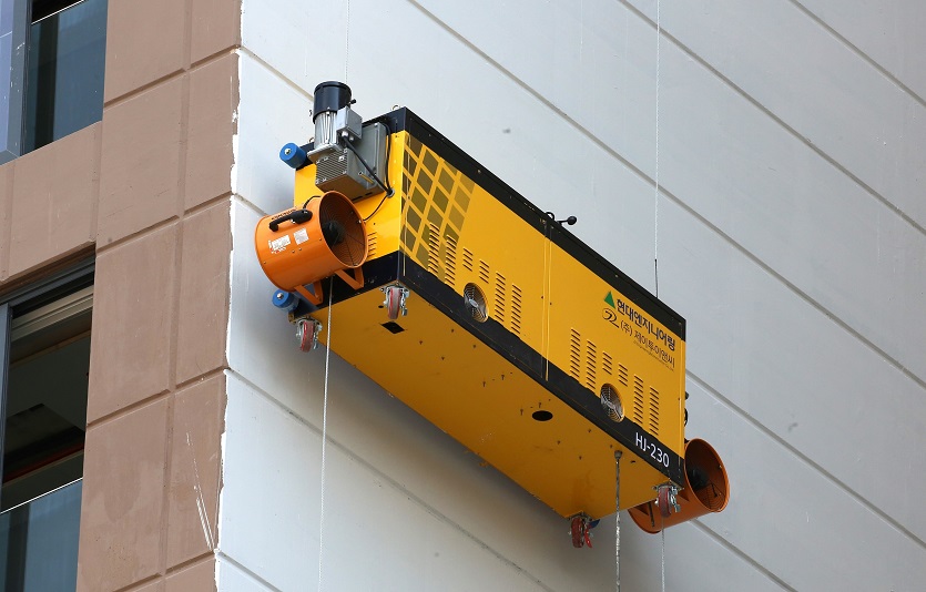 현대엔지니어링이 중구 입정동에 건설중인 ‘힐스테이트 세운 센트럴’ 현장에서 ‘외벽도장로봇’ 파일럿테스트를 진행했다. 사진=현대엔지니어링<br>