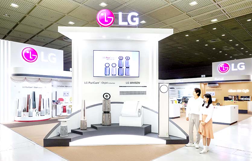 LG전자는 ‘에어페어 2022’에 참가해 다양한 공간 맞춤형 공기청정 솔루션을 선보인다. 모델들이 LG전자 부스를 관람하고 있다. 사진=LG전자  