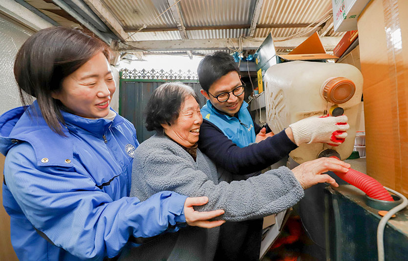 KT&G 복지재단 관계자들이 서울 강북구 미아동의 한 가정을 방문해 난방연료를 지급하고 있는 모습. 사진=KT&G복지재단
