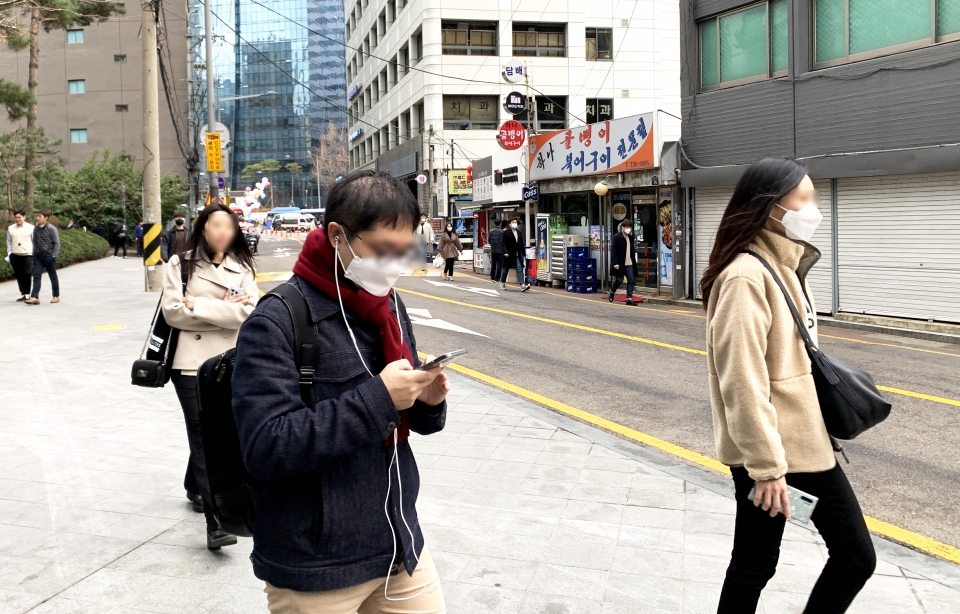 정부는 이달 20일부터 대중교통에서도 실내 마스크 착용 의무를 해제하고 자율로 전환한다. 서울 을지로. 사진=김성미 기자