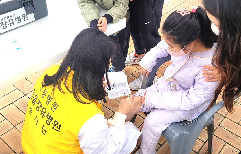 갑을장유병원 의료진이 ‘율하카페거리 벚꽃축제’를 즐기다 다친 어린이를 치료하는 모습. 사진=갑을장유병원 