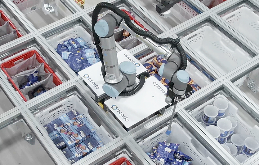 오카도 자동화 물류센터(CFC)에서 픽업로봇이 작업을 진행하고 있다. 사진=롯데쇼핑