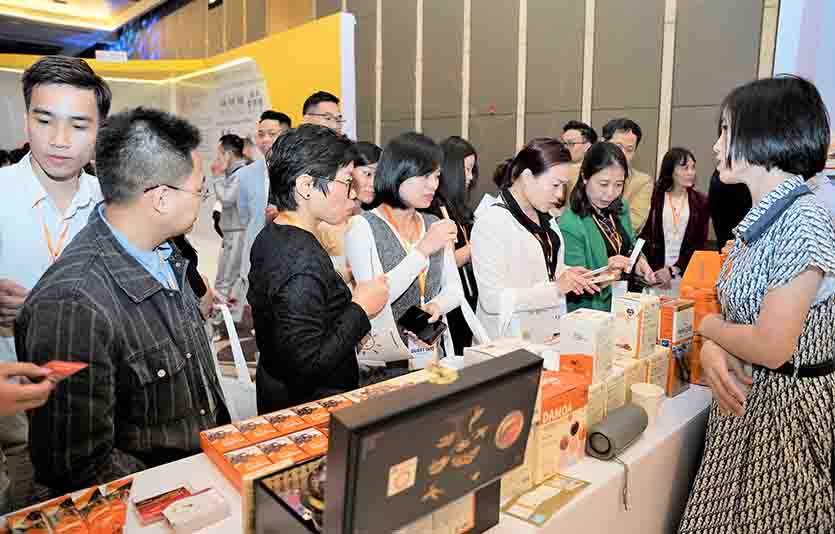 ‘베트남 한국 건강기능식품 품평회’ 참가자들이 시식 체험을 하고 있다. 사진=한국농수산식품유통공사