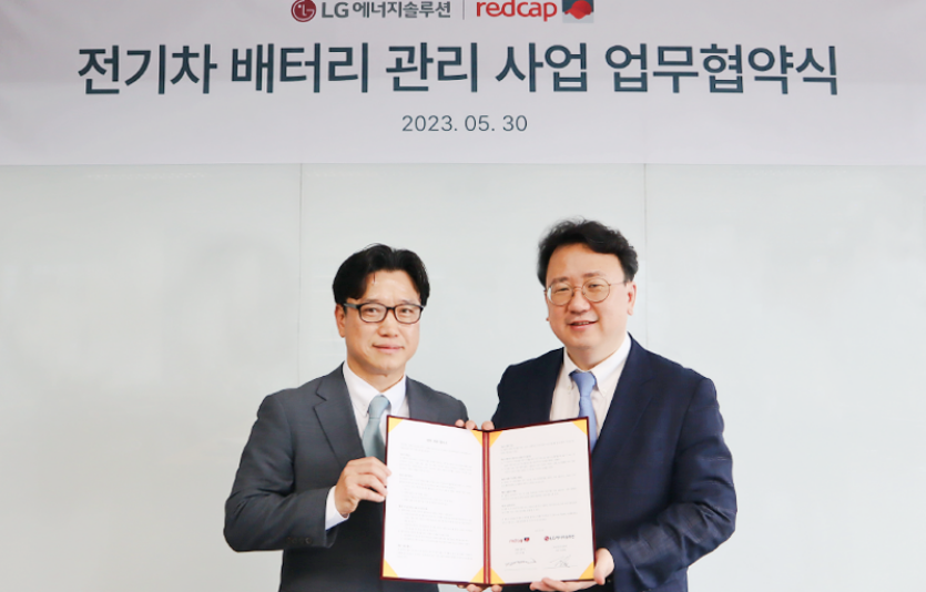 LG에너지솔루과 레트캡투어가 서울 레드캡투어 본사에서 전기차 배터리 관리 사업에 대한 업무협약을 체결했다. 사진=LG엔솔
