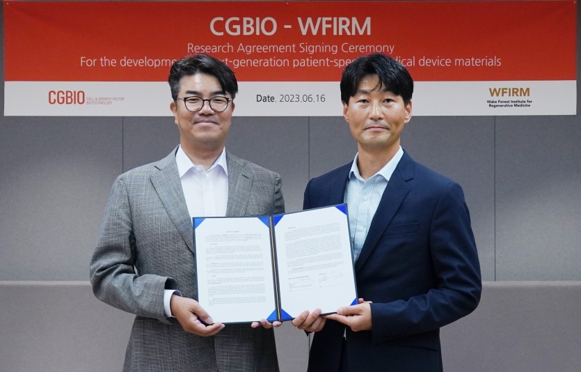 유현승 시지바이오 대표(왼쪽)와 WFIRM 이상진 교수가 연구 계약 체결 후 기념 촬영을 하고 있다. 사진=시지바이오