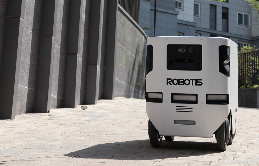 로보티즈가 강동구 고덕센트럴아이파크 단지내에서 자율주행로봇 ‘개미(GAEMI)’를 이용한 실외 음료배송 서비스를 시작했다.&nbsp; 사진=로보티즈<br>