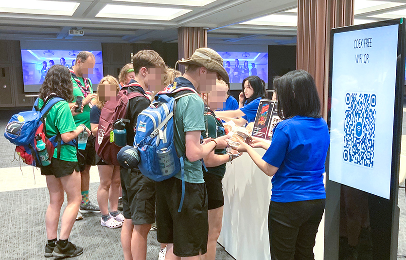 한국무역협회가 코엑스에 마련한 라운지에서 세계스카우트 잼버리 대원들이 간식을 받고 있다. 사진=한국무역협회