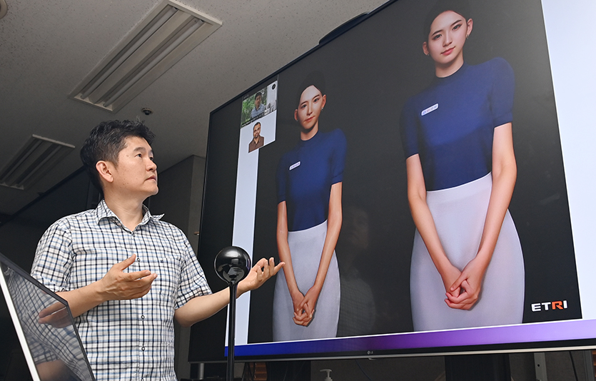 ETRI 연구진(이승욱 책임연구원)이 렌더링된 디지털휴먼 영상을 보며 설명하고 있다. 사진=한국전자통신연구원
