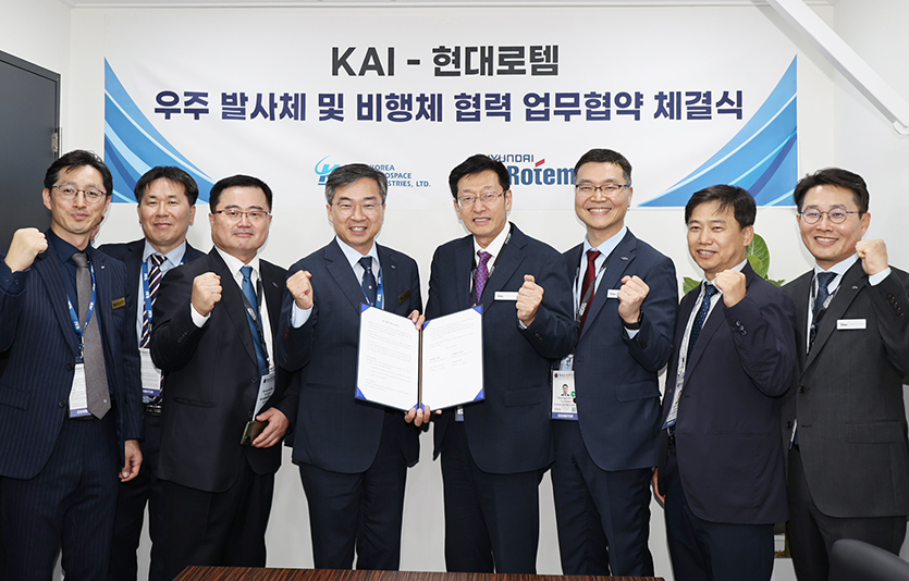 (왼쪽부터) 김지홍 KAI 미래융합기술원장과 안경수 현대로템 디펜스솔루션사업본부장. 사진=한국항공우주산업