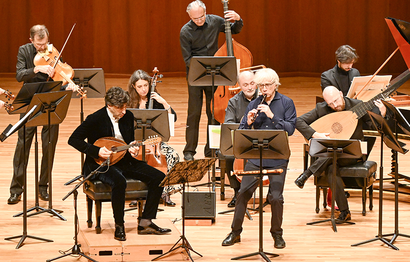 세계적인 만돌린 연주자 아비아비탈과 최고의 고음악 해석가 조반니 안토니니, 그가 이끄는 일 자르디노 아르모니코의 공연 모습. 사진=한화그룹