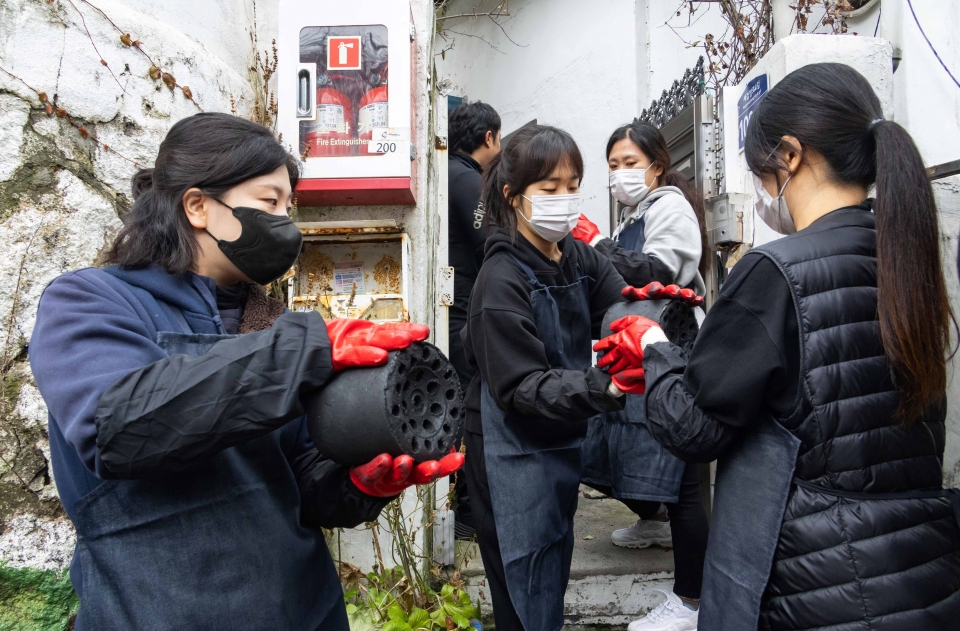 DL이앤씨 임직원 가족들이 서울 서대문구 홍제동 개미마을을 찾아 ‘사랑나눔 연탄 봉사활동’을 진행하고 있다. 사진=DL이앤씨