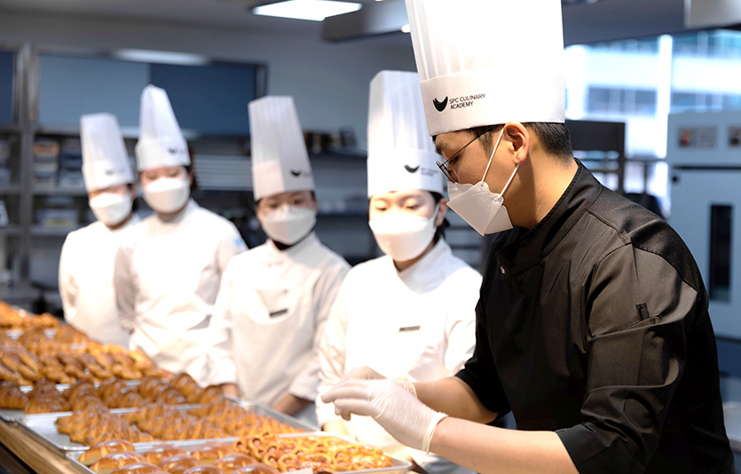 ‘파리크라상 영 캠프’ 프로그램의 전신인 ‘SPC기업대학’에서 제빵 실습을 진행하고 있다. 사진=파리바게뜨