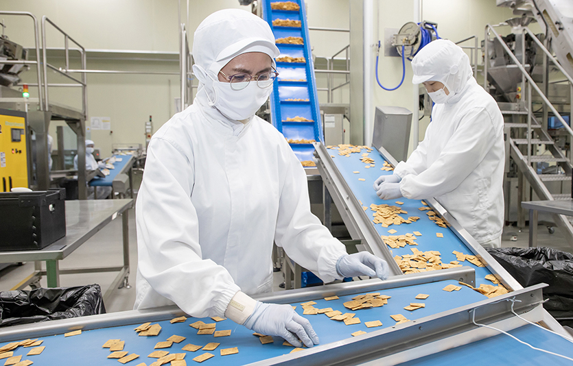 전라남도 여수 식품기업 쿠키아에서 삼성전자 스마트공장 담당자(오른쪽)과&nbsp;쿠키아 직원이 두부과자 품질 상태를 점검하고 있다. 사진=삼성전자