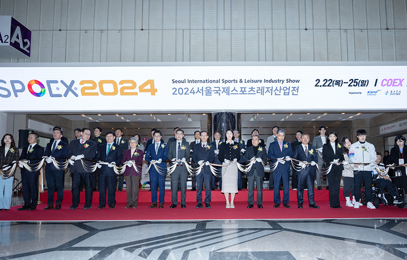 한국무역협회와 국민체육진흥공단이 공동으로 개최한 ‘SPOEX 2024’ 개막식에서 참석자들이 테이프 컷팅을 하고 있다. 사진=한국무역협회