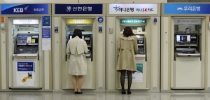 은행 ATM은 줄고, 수수료 비싼 편의점·지하철 ATM 늘고