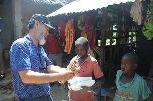 [사회공헌] LG화학, 라오스‧탄자니아 지역에 태양광 렌턴 기부