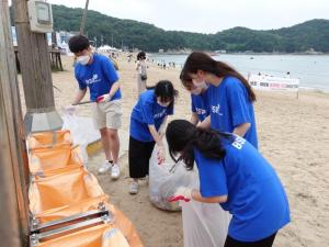 [사회공헌] bhc치킨 ‘해바라기 봉사단’, 해수욕장 환경 정화 구슬땀